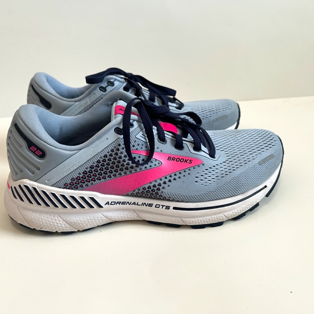 Like New Condition Brooks Women's Adrenaline GTS 22 Running Shoe, Size 9/40.5 EU - Picture 9 of 16